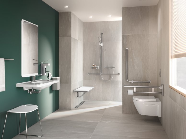 Barrier-free bathroom with washbasin, shower area and WC